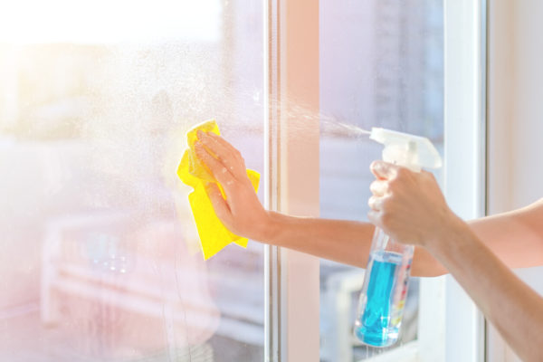 How to Clean Vinyl Windows Correctly Without Smudging Them